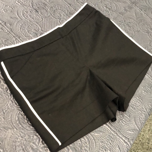 White House Black market black shorts with white lining‎ women’s size  12 NWOT - Picture 2 of 8